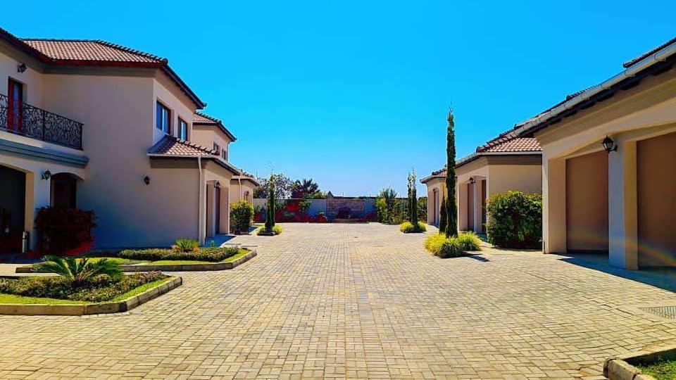 24 Roma Aparthotel Lusaka Ngoại thất bức ảnh